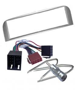 2. Passendes Autoradio Einbauset mit Kabels, Rahmen und Werkzeug für Fahrzeuginstallation.