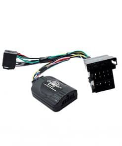 Stecker-Adapter für Autoradio Einbausystem mit Kabelsätzen und Anschlussbox.