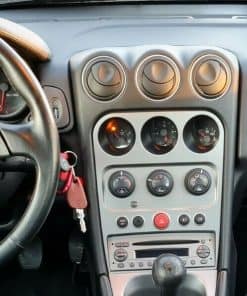 2. Modernes Armaturenbrett mit Klimaanlage und Radioeinbauschacht.