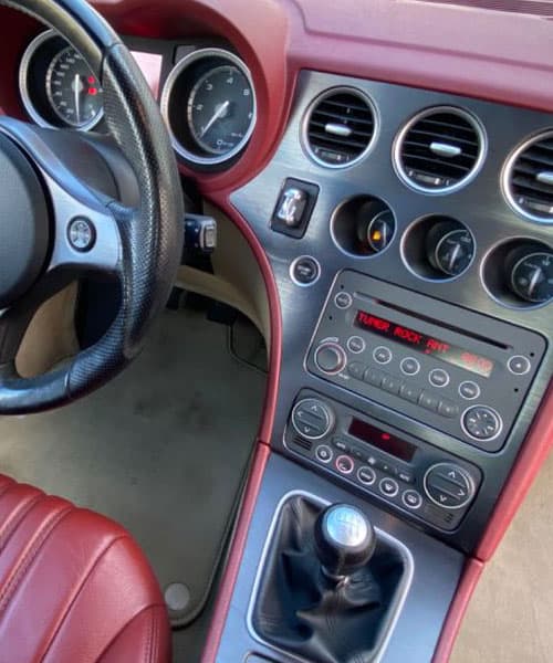 Hochwertiges Autoradio in Fahrerkabinett mit Bedienelementen.