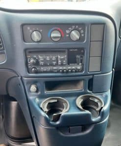 Hochwertiges Armaturenbrett mit Climatronic und Radioeinbau für effiziente Fahrzeugsteuerung.