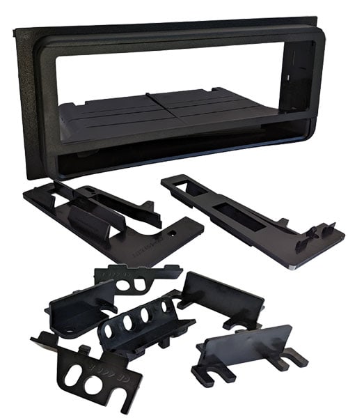 Rückansicht eines Autoinnenraum-Installationsrahmens mit Montagematerial.