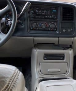 Originale Fahrzeug-Armatur mit Radio und Klimasteuerung, Blick in Innenraum.