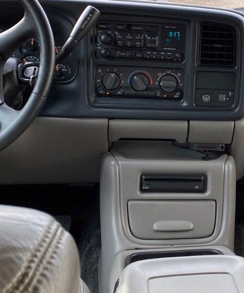 Originale Fahrzeug-Armatur mit Radio und Klimasteuerung, Blick in Innenraum.