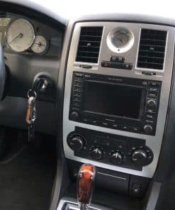 Modernes Autoradio- und Navigationssystem im Fahrzeugcockpit.