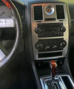 Hochwertige Original-Auto-Cockpit mit Radiosystem und Bedienelementen.