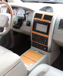 Hochwertiges Autoradio im Fahrzeug-Innendesign, professionelle Einbauarbeiten inklusive.