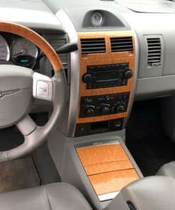 Alter Tesla-Armaturenbrett mit Holzoptik in Fahrzeug Innenraum.