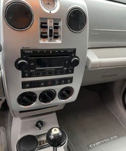 Massiver Autoradio- und Klimasteuerungskonsole im Chrysler Fahrzeuginneren.