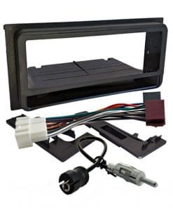 Schwarzes Radioeinbauset für Fahrzeug, inklusive Kabel und Rahmen für Dashboardinstallation.