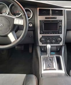 Hintergrund einer Autoinnenraumfotografie mit Fokus auf Armaturenbrett und Mittelkonsole.