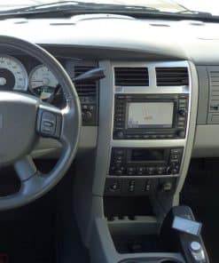 Hochwertiges Autoradio mit Navigationssystem im Fahrzeugdashboard eingebaut.