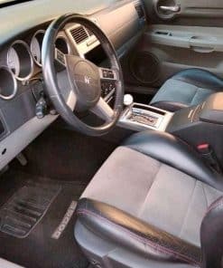 Innenraum eines Autos mit Fokus auf Armaturenbrett und Lenkrad, geeignet für Auto Radio Einbau.