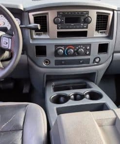 Sauberes Armaturenbrett mit Radio- und CD-Player Einbaubereit.