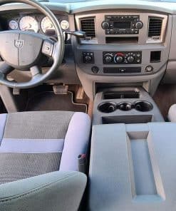 Hochwertiges Autoradio im Fachcenter des Fahrzeugs eingebaut, komfortabler Zugriff.