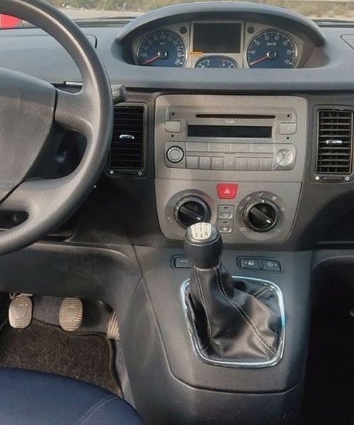 Standmodell des Armaturenbretts und Schalttafel in einem Peugeot van, typischer Innenraum für Fahrzeugaufnahmen.