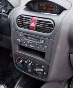 Alt: Autoarmaturenbrett mit Klimaanlage und Radio, zentral in Fahrzeugdachkonsole.