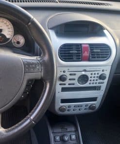 Steuerung und Radioeinbau im Fahrzeug, Anzeige und Bedienelemente im Innenraum.