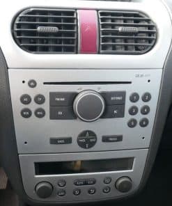 Hauptbildschirm des Autoradios mit Bedienelementen und Lüftung.