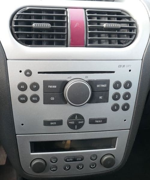 Hauptbildschirm des Autoradios mit Bedienelementen und Lüftung.