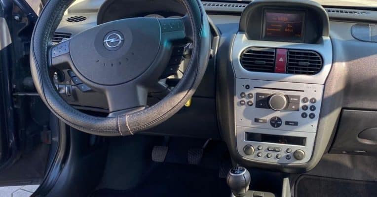 Opel Autoinnenraum mit integriertem Radio- und Navigationssystem, mittelgrau, modernes Armaturenbrett.