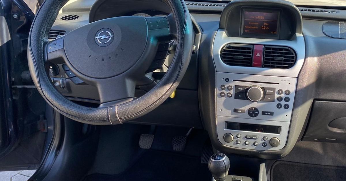 Opel Autoinnenraum mit integriertem Radio- und Navigationssystem, mittelgrau, modernes Armaturenbrett.