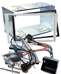 Einbau-Komplettset für Autoradios mit Rahmen, Kabelsätzen und Befestigungselementen.