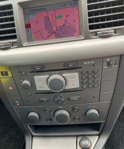 Navigationssystem im Fahrzeugdashboard mit Kartenanzeige und Steuerknöpfen.