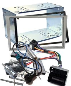Metallrahmen für Autoradio-Einbau, 1-DIN Größe, inklusive Verbindungskabel.