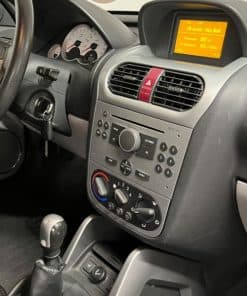 Hochwertiges Autoradio Einbau in Fahrzeugmittelkonsole.