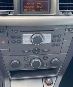 Hochwertiges Autoradio mit Navigationssystem im Fahrzeug-Innenraum.