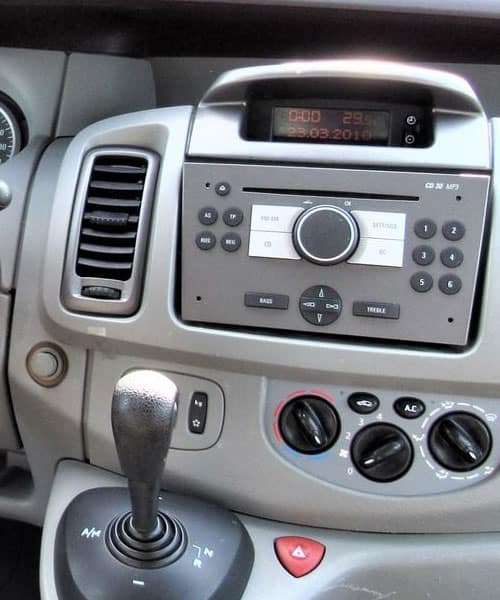 Originales Autoradio mit Display und Bedienelementen im Fahrzeugarmaturenbrett.