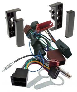 Leergehäuse für Autoradio mit Verkabelung und Befestigungslaschen.