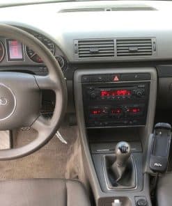 Hauptbild des Armaturenbretts mit Radio- und Klimasteuerung in einem Audi.