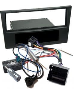 Austausch-Halterung für Autoradio mit Kabelbaum und Anschlussbox für Fahrzeuginstallation.