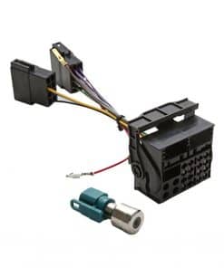 Verschiedene Kabel und Adapter für Autoradio-Installation.