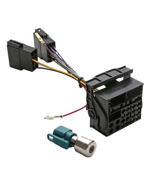 Verschiedene Kabel und Adapter für Autoradio-Installation.