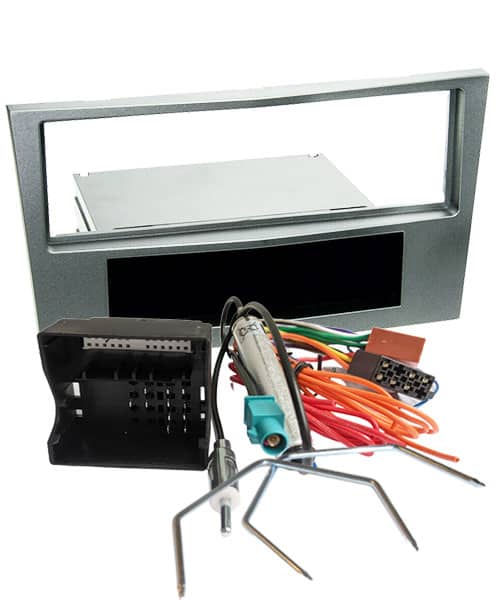 Bedienungsrahmen für Autoradio mit Telematikmodul und Anschlusskabel.