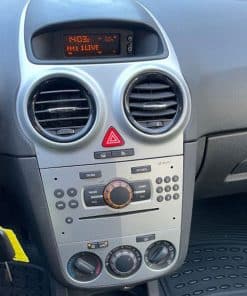 Fahrzeug-Innenraum mit originalem Autoradio und Klimasteuerung, moderne Fahrzeugtechnik für Komfort und Multimedia.