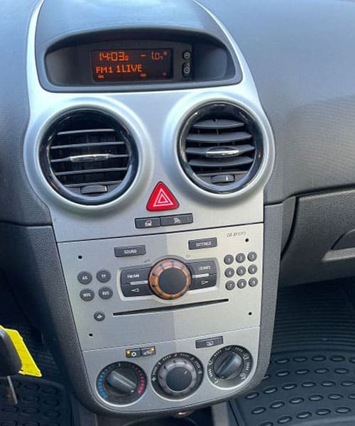 Fahrzeug-Innenraum mit originalem Autoradio und Klimasteuerung, moderne Fahrzeugtechnik für Komfort und Multimedia.