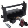 Zubehörrahmen für Autoradio mit Einbauset und Kabelverbindern.