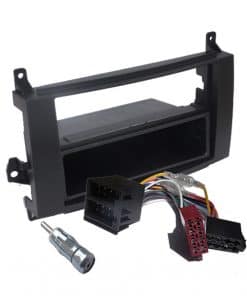 Zubehörrahmen für Autoradio mit Einbauset und Kabelverbindern.