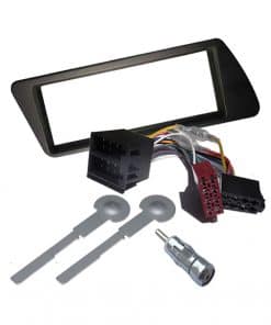 Steuergerät für Autoradio mit Kabelsatz und Werkzeug.