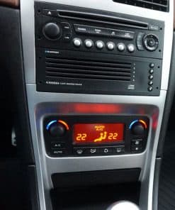 Hochwertiges Autoradio und Klimasteuerung im Fahrzeugzentrum.