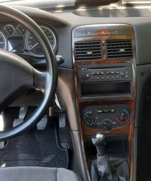 ALT: Navigationsgerät- und Klimaanlagen-Dashboard eines Autos.