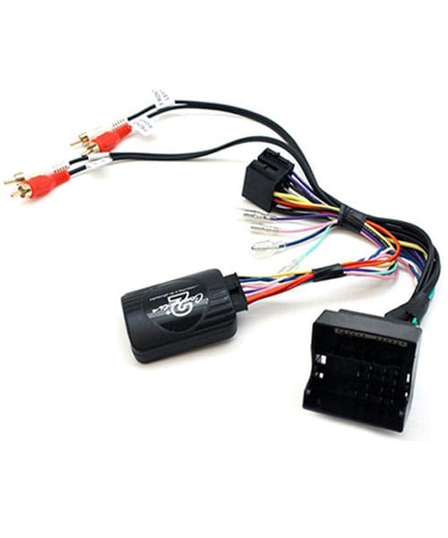 Verschraubtes Autoradio-Adapterkabel mit Kabelbaum und Stecker.