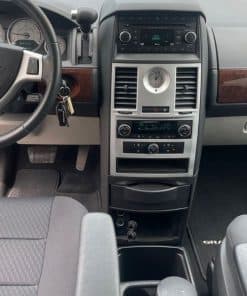 Hochwertiges Autoradio, Navigationssystem und Klimaanlage im Fahrzeug-Innenraum.