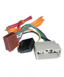 Verschiedene Kabeladapter für Autoradios mit Stecker und Kabelbäumen.