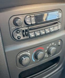 Steuerungskonsole im Auto, Radio, Klimaanlage, Lüftung, Bedienelemente.