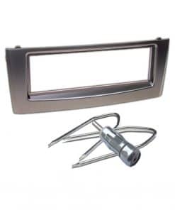 Fahrzeug-Rahmen für Autoradio-Einbau mit Befestigungstool und Sicherung.